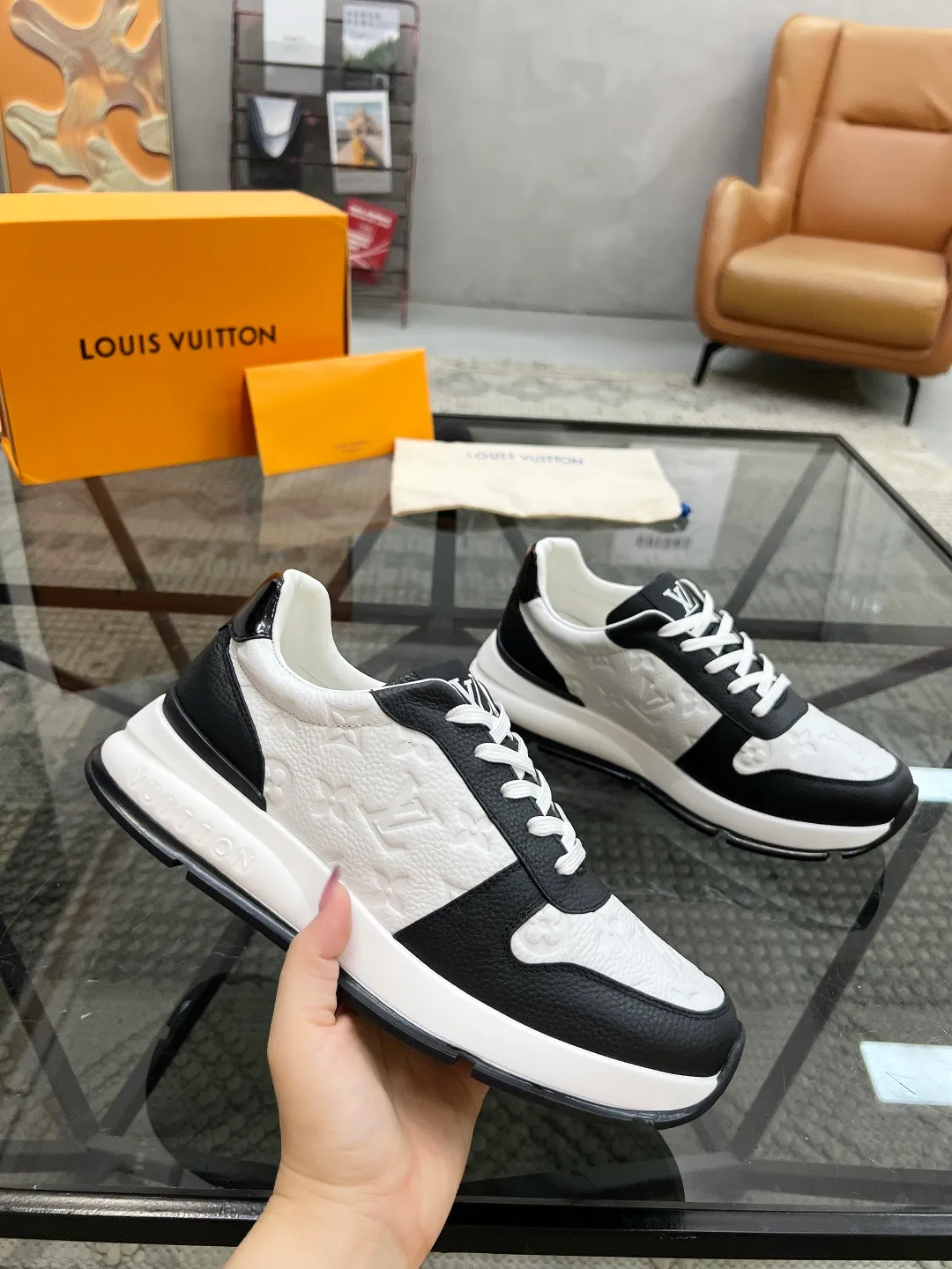Factory price: 480💰LV🔍Top purchasing agent🇮🇹 Road Street God's new sneakers are coming and are available at counters simultaneously. Original factory configuration, original cowhide fabric imported from Italy, high-quality embossed splicing complex process, sports trendy person, imported water-dyed sheepskin lining, soles: Wang Yuan factory specially provides original soles, super comfortable, original factory single goods 🔍🔍High quality, you can enter and leave the counter at will, welcome to compare and synchronize with the counter, code number 38-44, customized 45